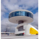 La torre del Centro Niemeyer, en Avilés