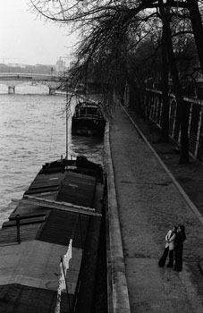 Barcazas en el río Sena