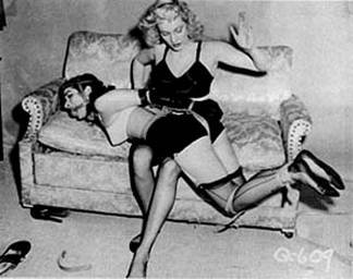 Betty Page azotes en el culo
