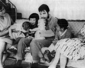 Che Guevara con su familia
